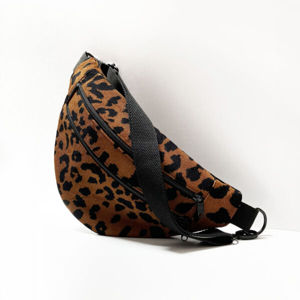 Riñonera semicircular con tela estampada leopardo marrón y negro