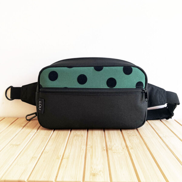 Frontal riñonera negra impermeable con tira estampada de lunares