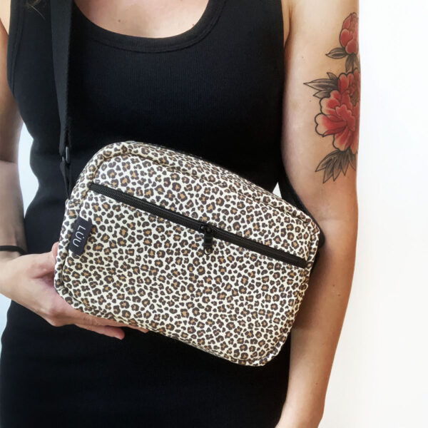 Bolso bandolera juno pequeño animal print leopardo colgado