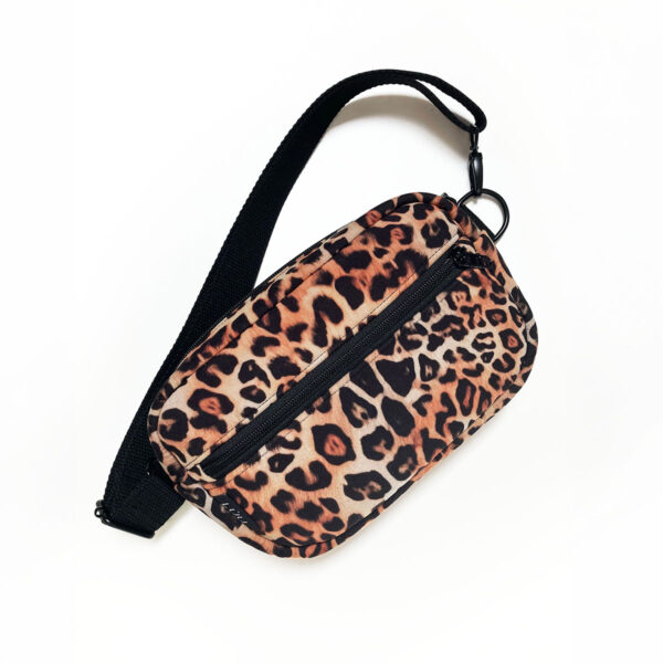 Frontal riñonera rectangular tela estampada leopardo clasico