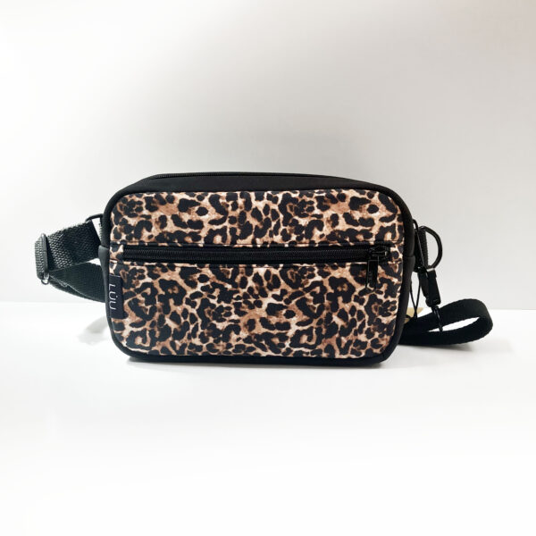 Riñonera rectangular tela softshell negra y tela estampada leopardo