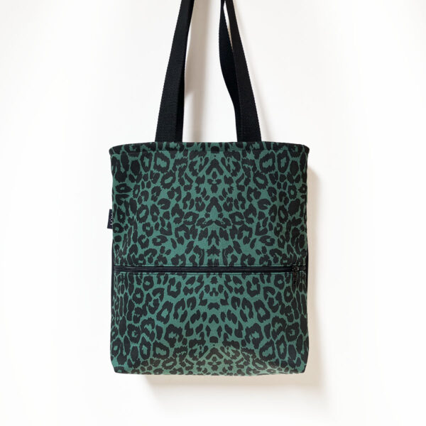 Bolso tote bag animal print de frente colgado con bolsillo delantero con cremallera